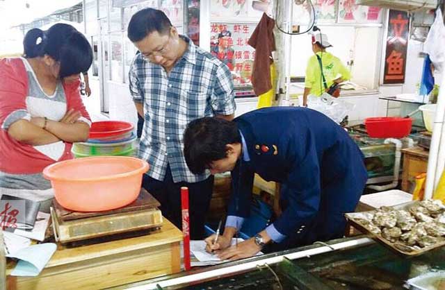 近日，三亞一海鮮店在電子秤上動手腳被行政拘留十五日并處一千元罰款