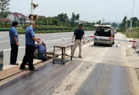 萬(wàn)佛湖治超卡點(diǎn)對(duì)電子汽車(chē)衡進(jìn)行法定計(jì)量檢測(cè)